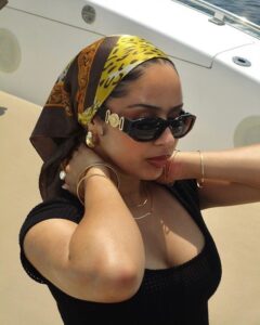 How to accessorize with scarves